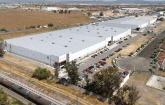 venue/architecture
Vista aérea de un amplio centro de distribución en México. Arquitectura industrial moderna para Inmobiliare Summits, sector real estate.