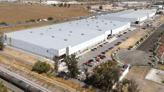 venue/architecture
Vista aérea de un amplio centro de distribución en México. Arquitectura industrial moderna para Inmobiliare Summits, sector real estate.