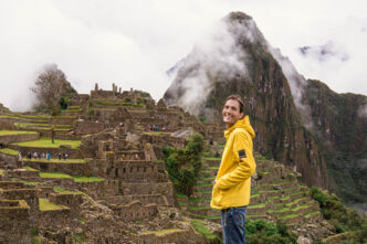 venue/architecture

Turismo de lujo en Machu Picchu, Perú. Hombre sonríe con la ciudadela inca de fondo. Inmobiliare Summits explora destinos únicos en LATAM.