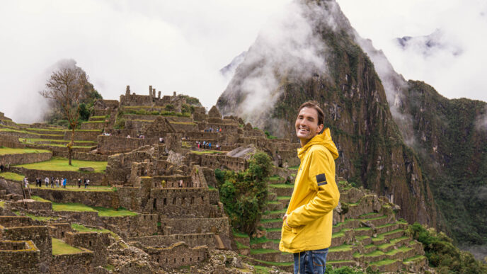 venue/architecture

Turismo de lujo en Machu Picchu, Perú. Hombre sonríe con la ciudadela inca de fondo. Inmobiliare Summits explora destinos únicos en LATAM.