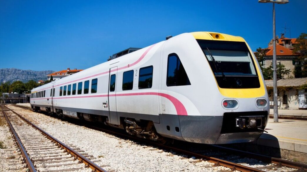 Tren moderno en vías croatas, impulsando la modernización ferroviaria para un transporte sostenible. Nuevo diseño y eficiencia energética.