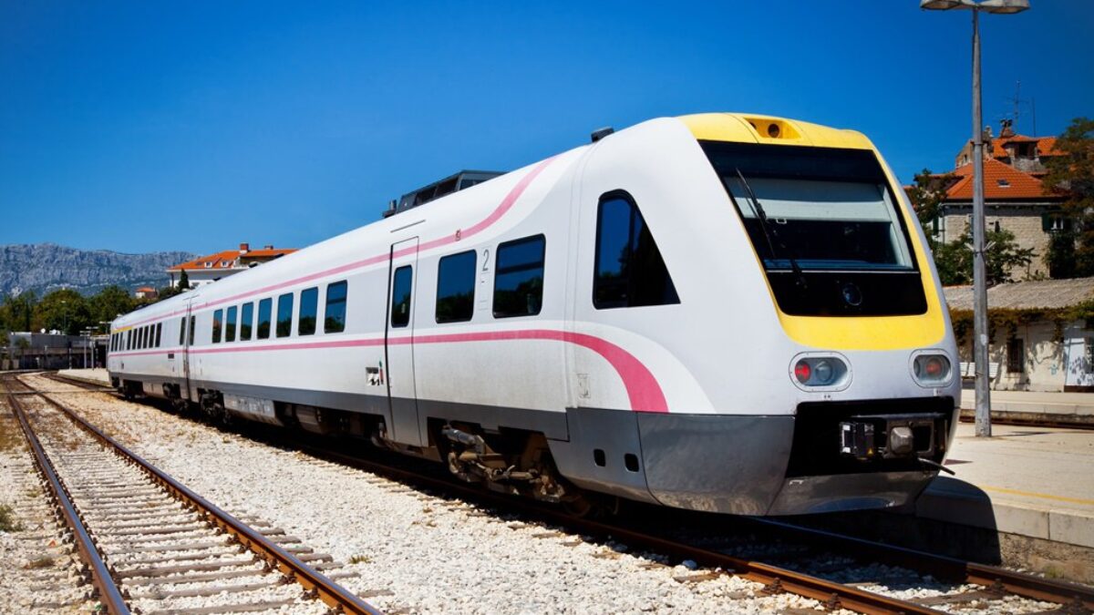 Tren moderno en vías croatas, impulsando la modernización ferroviaria para un transporte sostenible. Nuevo diseño y eficiencia energética.