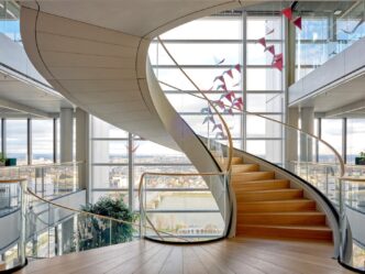 Arquitectura moderna en Inmobiliare Summits, México. Escalera de madera con barandales de cristal en el venue. Diseño innovador en real estate.