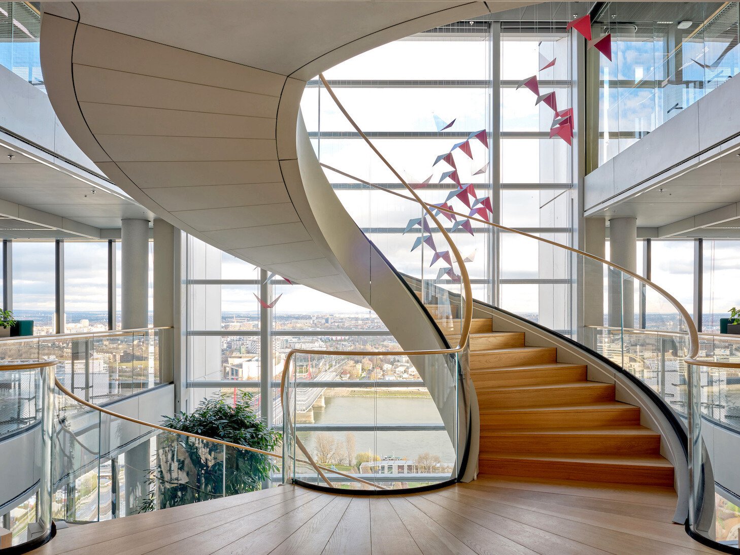 Arquitectura moderna en Inmobiliare Summits, México. Escalera de madera con barandales de cristal en el venue. Diseño innovador en real estate.