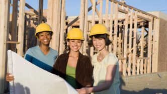 venue/architecture

Tres mujeres con cascos amarillos revisan planos en obra. Vivienda horizontal, real estate, México.