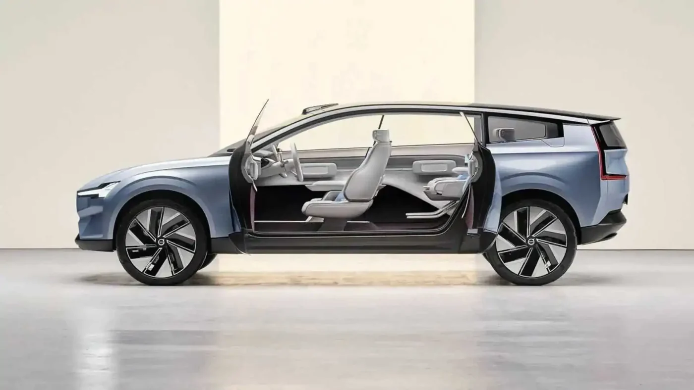 Volvo eléctrico azul con puertas abiertas, mostrando el interior minimalista. Movilidad eléctrica y futuro sostenible en un diseño innovador de Volvo.