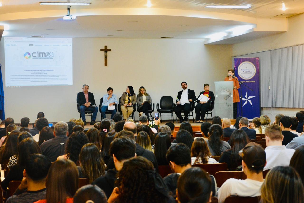 On-stage panel.

Panelistas en el escenario durante Inmobiliare Summits LATAM. Expertos de real estate comparten ideas en conferencia ante gran audiencia.