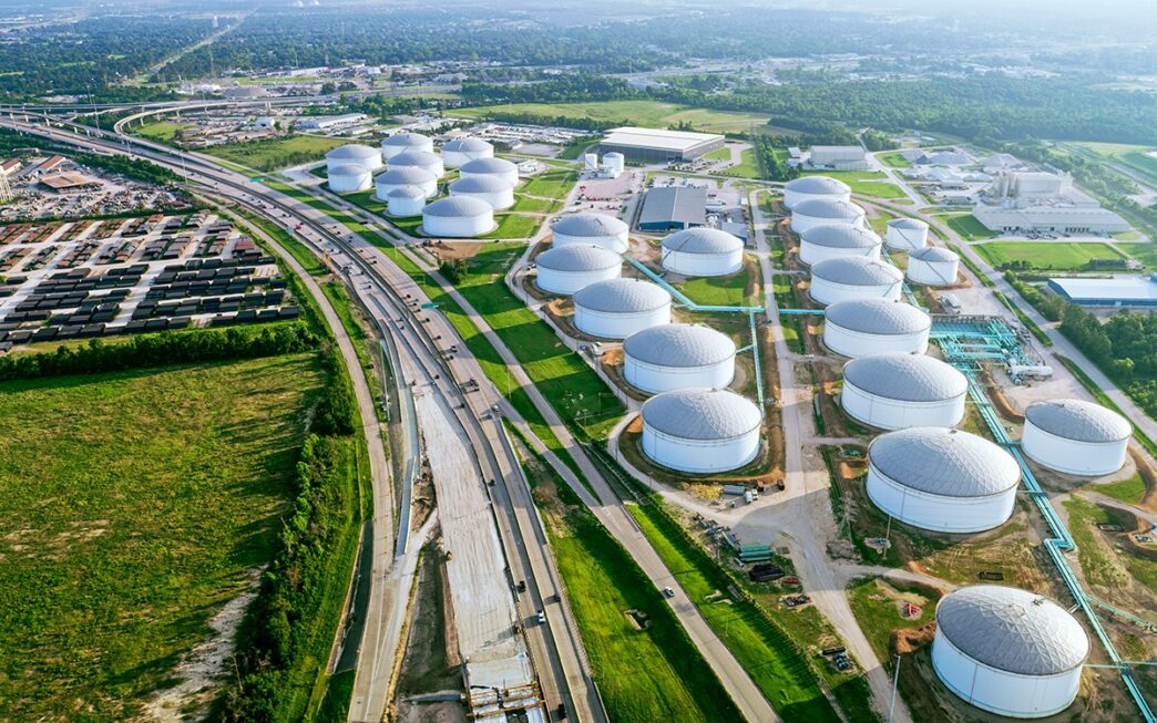venue/architecture

Vista aérea de tanques de almacenamiento de Naturgy cerca de autopista. Infraestructura clave para desarrollos inmobiliarios en México.
