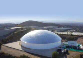 Vista aérea de nave industrial en Edomex con cúpula geodésica. Inversión de 4,000 mdd fortalecerá el sector. Diseño moderno y sostenible.