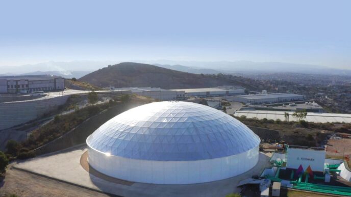 Vista aérea de nave industrial en Edomex con cúpula geodésica. Inversión de 4,000 mdd fortalecerá el sector. Diseño moderno y sostenible.