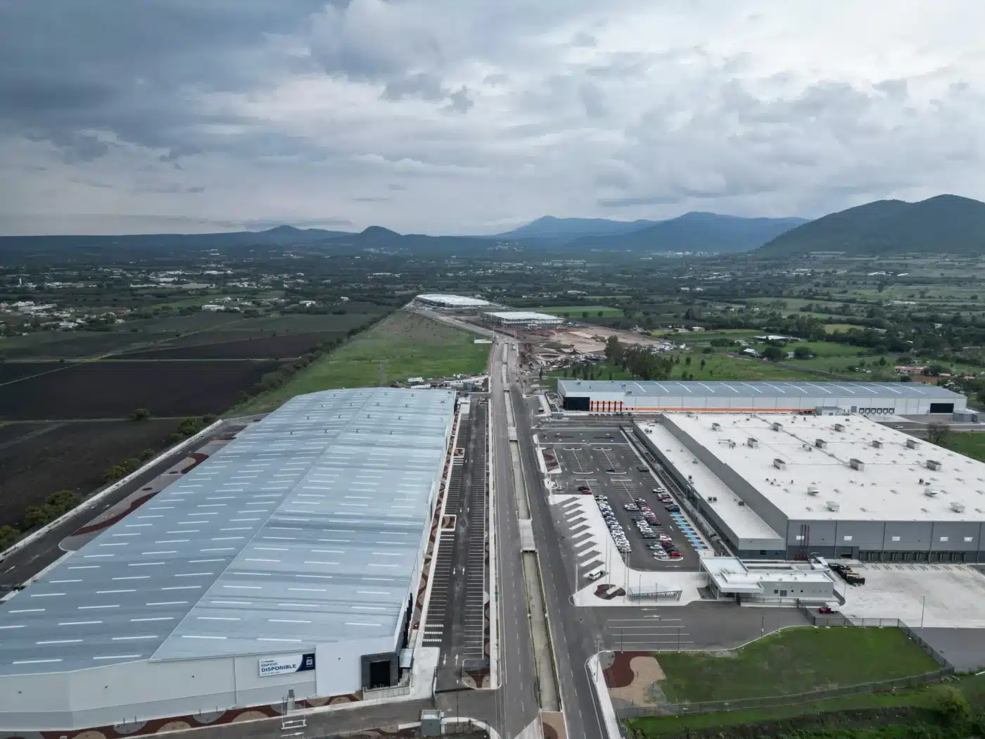 venue/architecture
Vista aérea de parques industriales en México. Inmobiliare Summits destaca el auge del nearshoring en el sector de real estate.