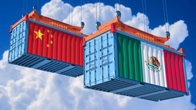 Contenedores de carga con banderas de México y China. Comercio internacional, LATAM.