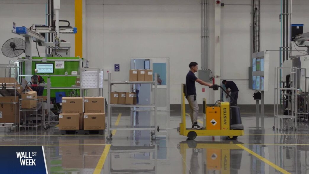 Venue/Architecture.

Trabajadores operan montacargas en planta industrial en México. Nearshoring impulsa inversión en real estate industrial en Saltillo. Inmobiliare Summits.