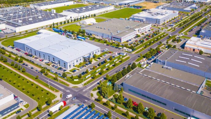 Vista aérea de parques industriales en México, reflejando la demanda por nearshoring. Espacios modernos y eficientes para la manufactura y logística.