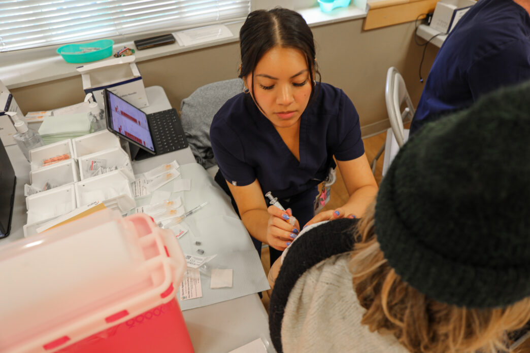 speakers/headshot

Enfermera aplica vacuna. Campaña de vacunación en México. Salud y prevención.