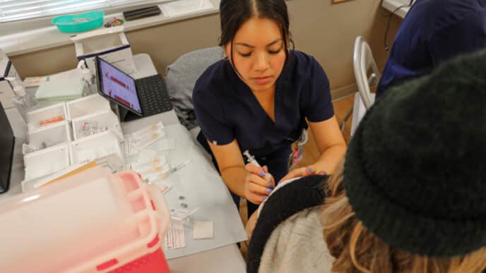speakers/headshot

Enfermera aplica vacuna. Campaña de vacunación en México. Salud y prevención.