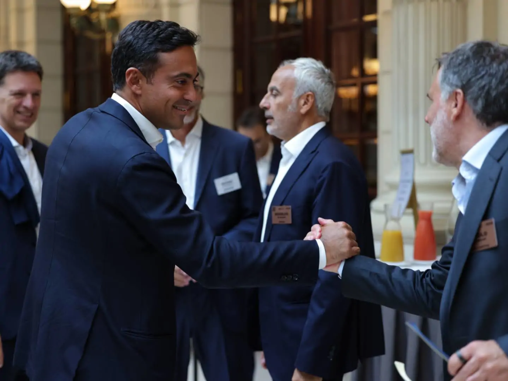 Networking/expo.

Asistentes se saludan en Inmobiliare Summits, evento de real estate en LATAM. Conferencias México.