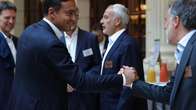 Networking/expo.

Asistentes se saludan en Inmobiliare Summits, evento de real estate en LATAM. Conferencias México.