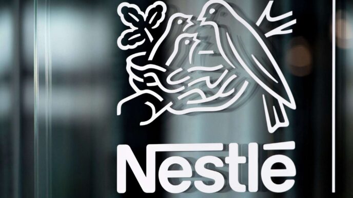 Símbolo de Nestlé, patrocinador en Inmobiliare Summits. Expansión en Guanajuato, México. Marca global presente en la conferencia de real estate.