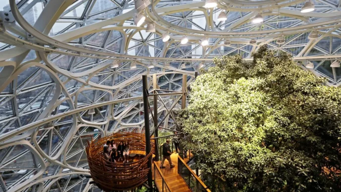 Interior de neuroarquitectura: estructura geodésica, vegetación exuberante y nido con personas. Diseño biofílico que evoca emociones positivas.