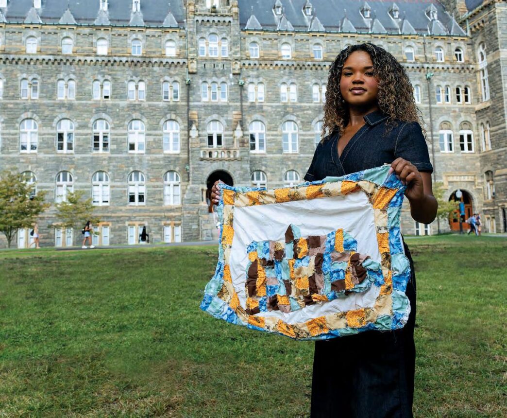 Category: city/destination

Una persona sostiene una obra de arte textil frente a un edificio histórico. Destino cultural y artístico en la ciudad.