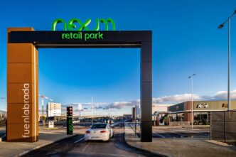 Venue/architecture
Entrada principal al Nexum Retail Park en Madrid, España. Arquitectura moderna y branding visible. Inmobiliare Summits explora el real estate en la city.