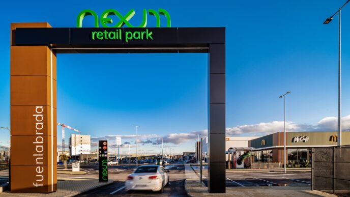 Venue/architecture
Entrada principal al Nexum Retail Park en Madrid, España. Arquitectura moderna y branding visible. Inmobiliare Summits explora el real estate en la city.