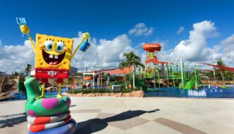 Category: venue/architecture
Estatua de Bob Esponja en parque acuático Nickelodeon. Resort de lujo con toboganes y piscinas. Vacaciones familiares en la playa.