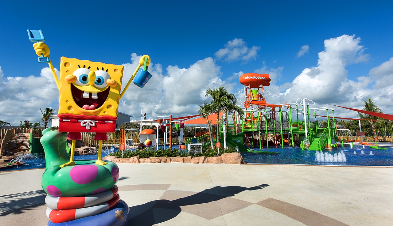 Category: venue/architecture
Estatua de Bob Esponja en parque acuático Nickelodeon. Resort de lujo con toboganes y piscinas. Vacaciones familiares en la playa.