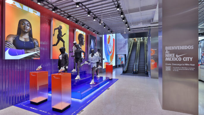 venue/architecture
Interior de Nike México City, tienda con maniquíes y exhibidores de calzado deportivo. Escaleras eléctricas al fondo. Mexico.