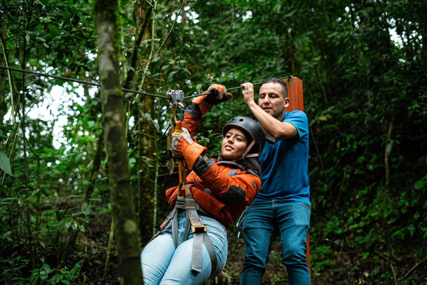 Venue/Architecture.

Mujer en tirolesa, Reserva Santa Fe. Un hombre la ayuda. Inmobiliare Summits promueve el real estate en México con amenidades para niños y familias.