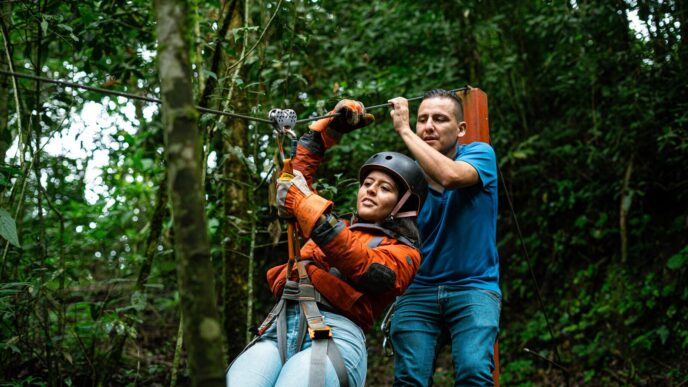 Venue/Architecture.

Mujer en tirolesa, Reserva Santa Fe. Un hombre la ayuda. Inmobiliare Summits promueve el real estate en México con amenidades para niños y familias.