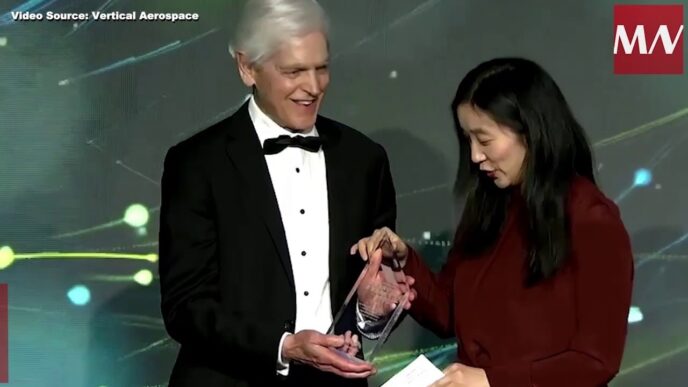 on-stage panel

Entrega de premio en Inmobiliare Summits. Un hombre recibe un reconocimiento durante la conferencia de real estate en México.