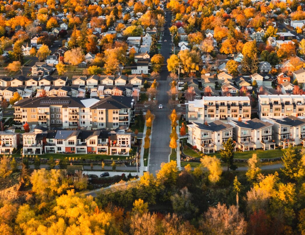 city/destination

Vista aérea de zona residencial en otoño. Inmobiliare Summits analiza el sector real estate en México y LATAM. Soluciones de vivienda.