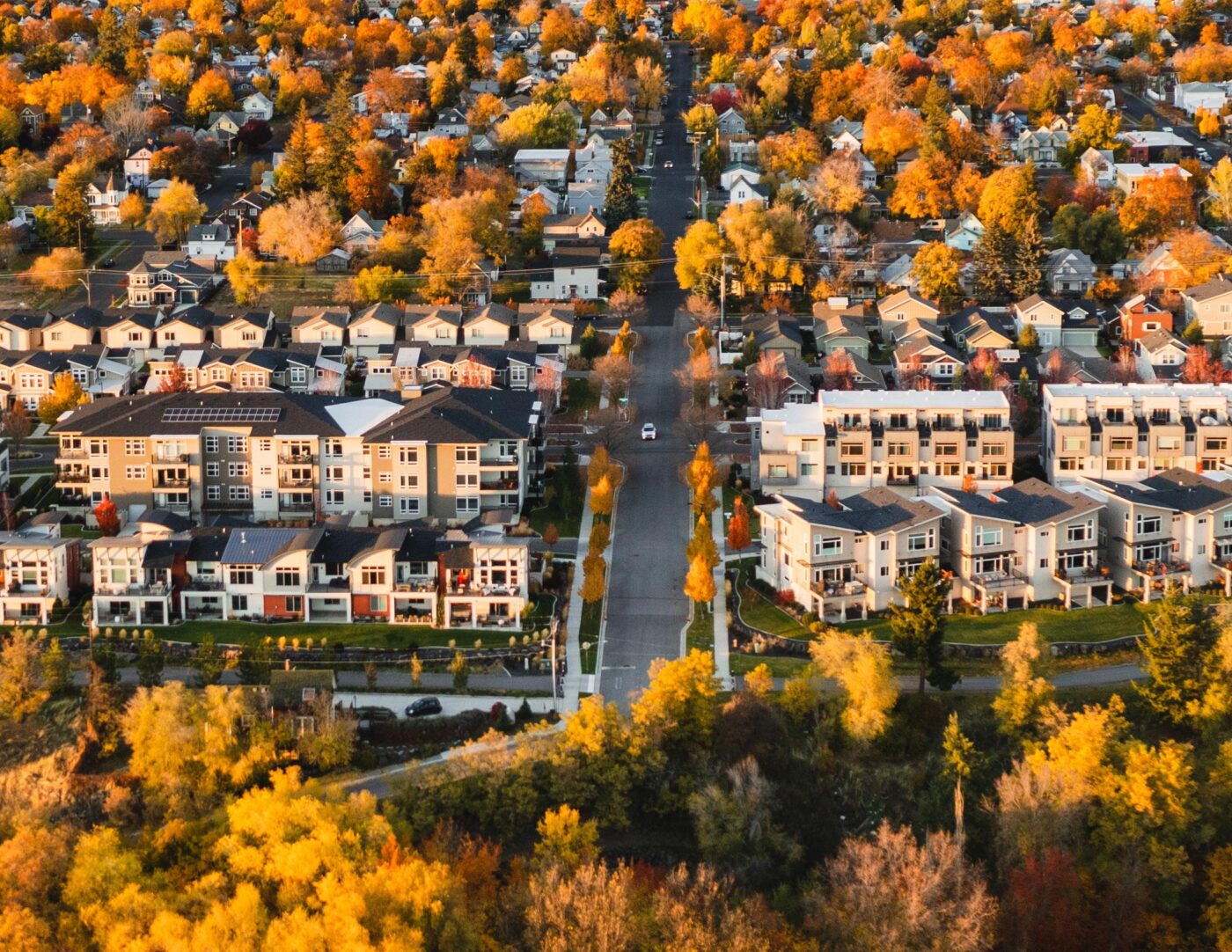 city/destination

Vista aérea de zona residencial en otoño. Inmobiliare Summits analiza el sector real estate en México y LATAM. Soluciones de vivienda.