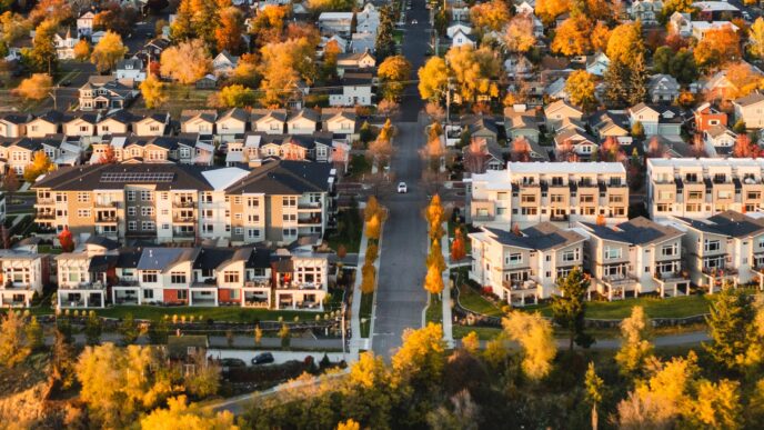 city/destination

Vista aérea de zona residencial en otoño. Inmobiliare Summits analiza el sector real estate en México y LATAM. Soluciones de vivienda.