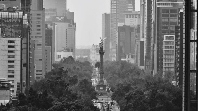 venue/architecture
Vista aérea en blanco y negro de la Ciudad de México con el Ángel de la Independencia. Inmobiliare Summits, real estate, LATAM.