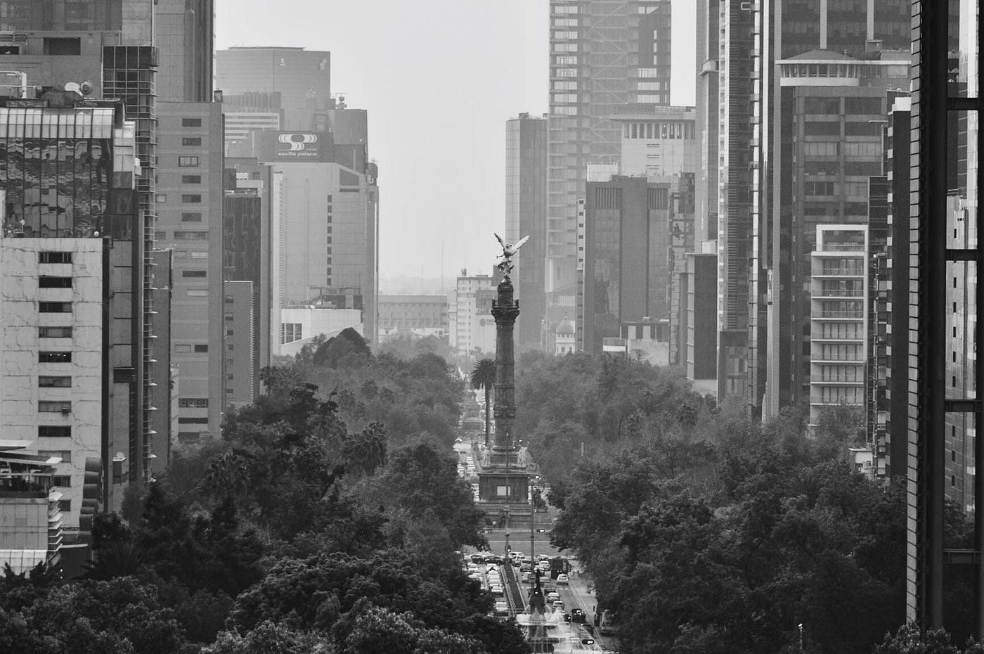 venue/architecture
Vista aérea en blanco y negro de la Ciudad de México con el Ángel de la Independencia. Inmobiliare Summits, real estate, LATAM.