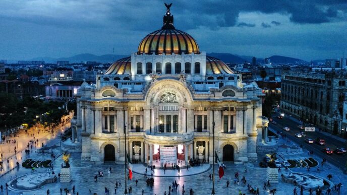 Venue/architecture

Vista aérea del Palacio de Bellas Artes en Ciudad de México, sede de Inmobiliare Summits. Arquitectura icónica en evento real estate LATAM.