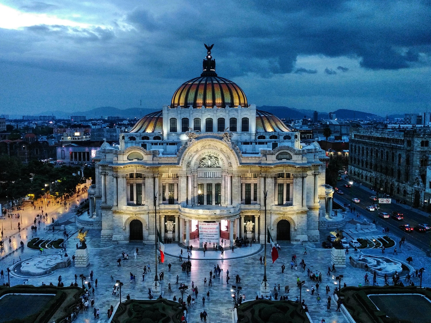 Venue/architecture

Vista aérea del Palacio de Bellas Artes en Ciudad de México, sede de Inmobiliare Summits. Arquitectura icónica en evento real estate LATAM.