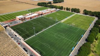 venue/architecture

Vista aérea de campos deportivos en México. Arquitectura moderna y amplias áreas verdes. Espacio ideal para eventos y conferencias.