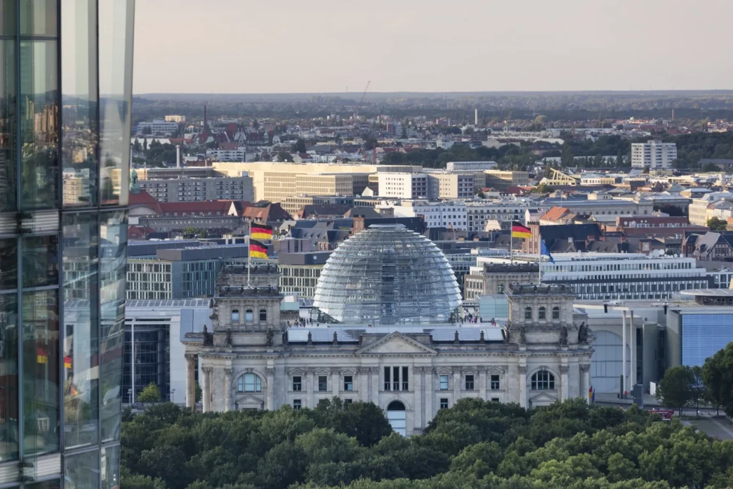 Venue/Architecture

Vista aérea del Reichstag en Berlín. Arquitectura y diseño urbano en la ciudad. Inmobiliare Summits analiza el real estate en LATAM.