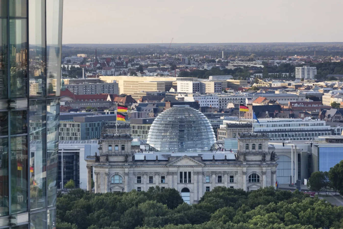 Venue/Architecture

Vista aérea del Reichstag en Berlín. Arquitectura y diseño urbano en la ciudad. Inmobiliare Summits analiza el real estate en LATAM.