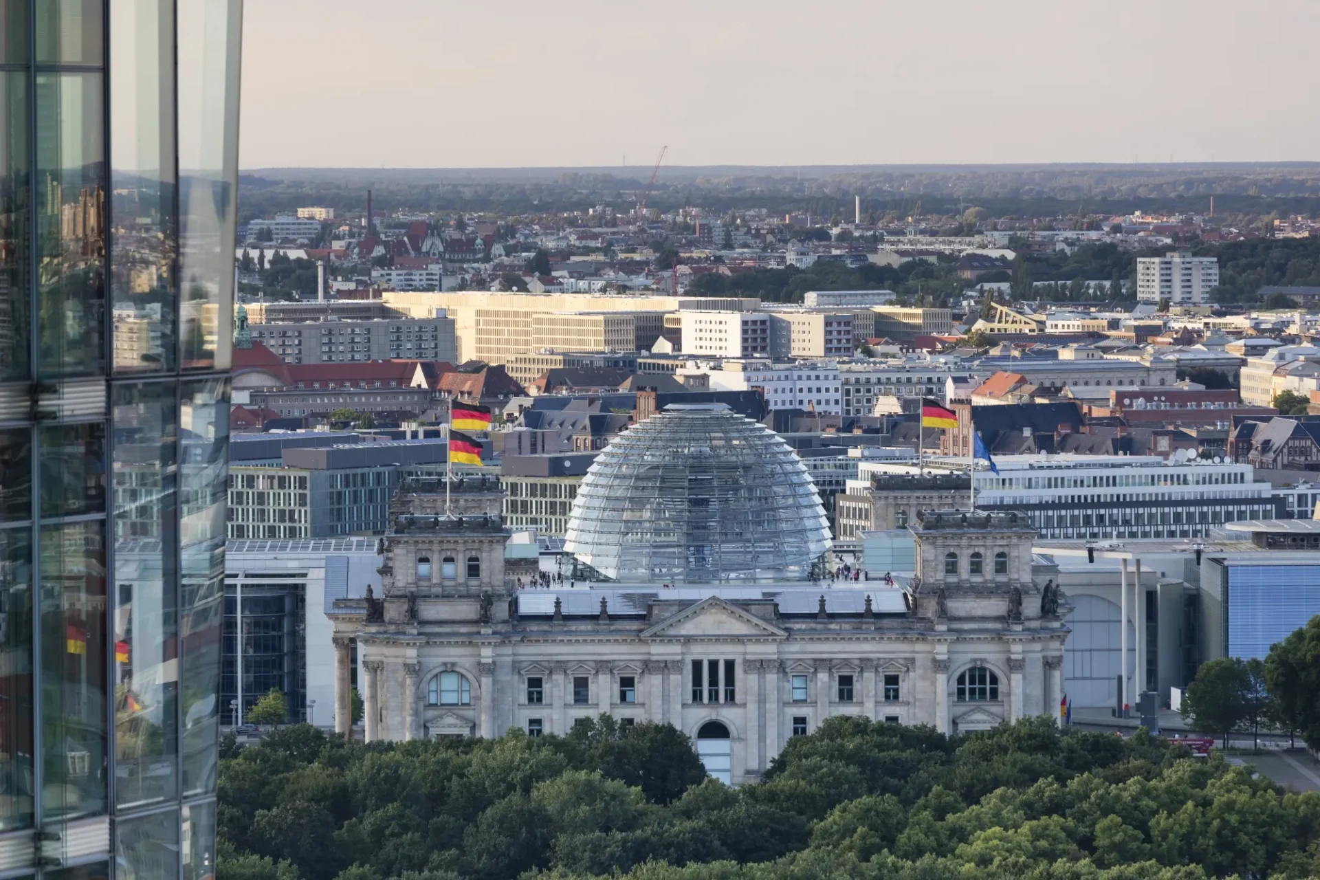 Venue/Architecture

Vista aérea del Reichstag en Berlín. Arquitectura y diseño urbano en la ciudad. Inmobiliare Summits analiza el real estate en LATAM.