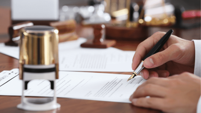 venue/architecture
Firma electrónica en protocolo digital. Notario firma documento con pluma fuente y sello. E-firma y biometría en CDMX, México.