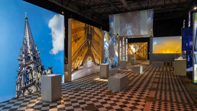 Venue/architecture.

Espacio inmersivo de la exposición aumentada de Notre Dame en Inmobiliare Summits, México. Muestra la arquitectura y el arte de la ciudad.