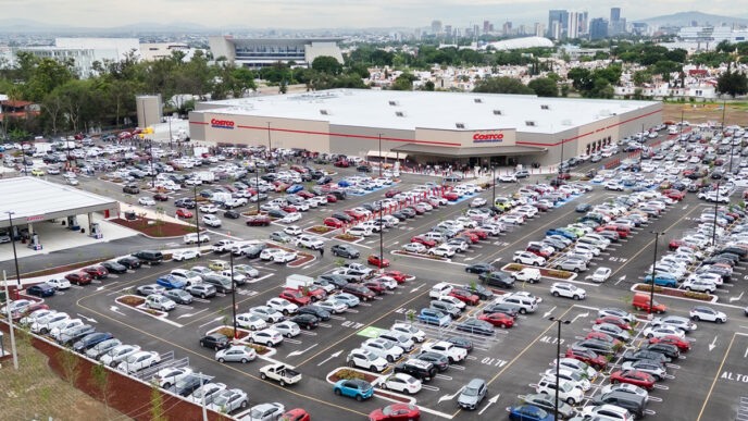 Venue/architecture.

Vista aérea de Costco, un centro comercial en México, con estacionamiento lleno. Inmobiliare Summits analiza el real estate en LATAM.
