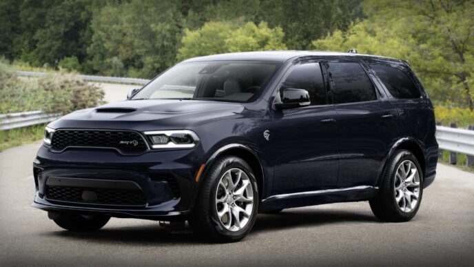 Durango SRT Hellcat en Durango, impulsa el sector industrial con nuevas inversiones. SUV azul oscuro con detalles deportivos y diseño moderno.