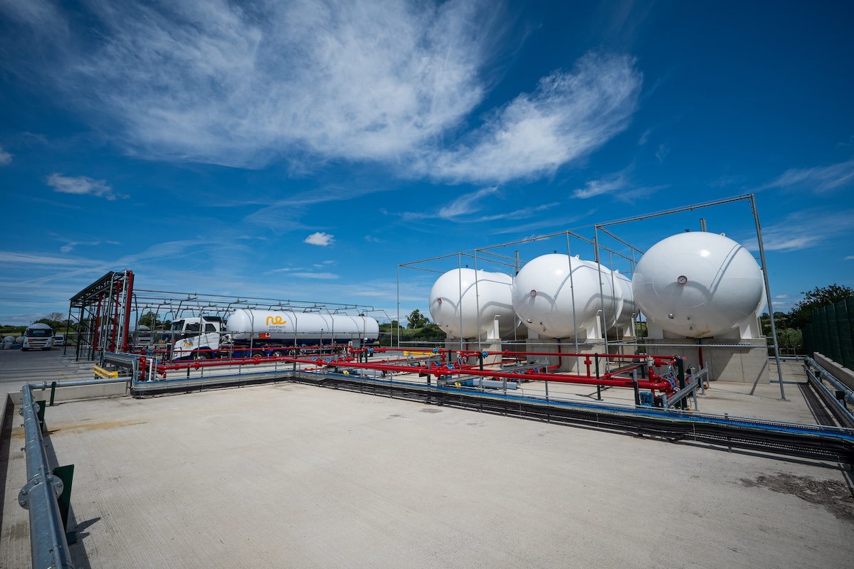 Vista del nuevo depósito de GLP en Yorkshire, listo para renovables, con tanques esféricos blancos y un camión cisterna bajo un cielo azul claro.