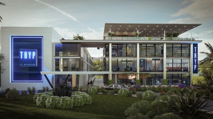 Vista del nuevo hotel Tryp by Wyndham en Punta Cana, construido con materiales sostenibles. Diseño moderno e innovador con amplias ventanas y jardines.